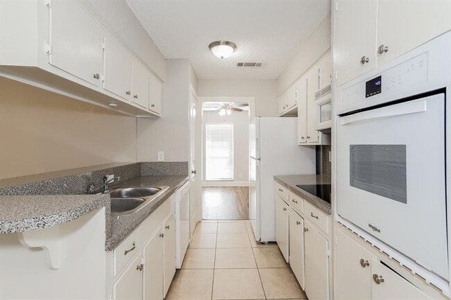 Building Photo - 404 Coburn St