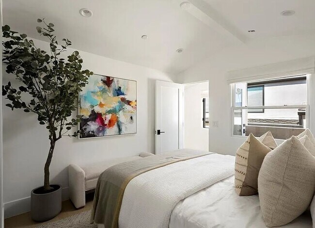 Building Photo - Coastal Luxury Retreat in the Heart of Corona del Mar Village-Available for Monthly Executive and...