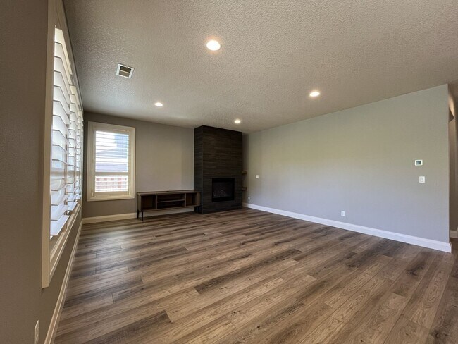 Building Photo - Elegant South Cooper Mountain Home with 4 Bedrooms, Bonus Room, Main-Level Suite & Designer Finishes