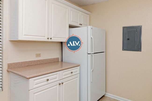 Building Photo - Charming First-Floor Condo with Pond Views at The Estate at Westbury