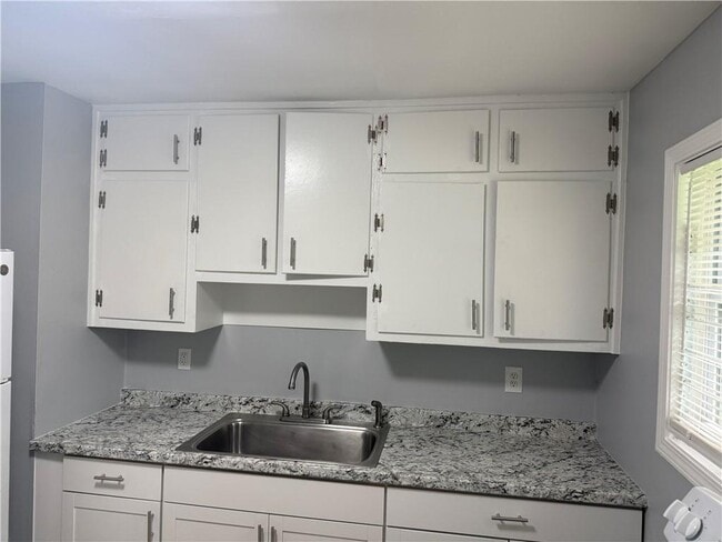 Building Photo - 1084 Jolly Ave