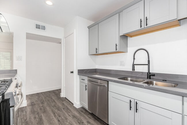 Building Photo - Amazing 3 bed 2 bath home with large backyard