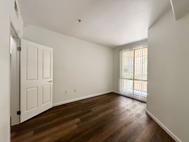 Building Photo - Beautiful One Bedroom Condo in the " Piazza Palermo." building! Pet considered!!