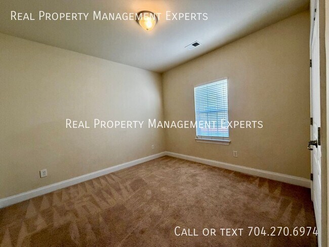 Building Photo - 3116 Village Glen Ln