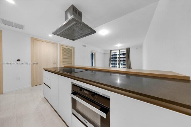 Building Photo - 1000 Brickell Plaza