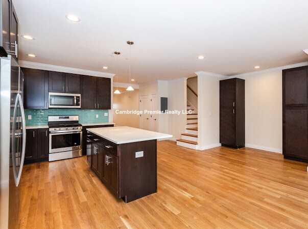 Building Photo - 27 1st St
