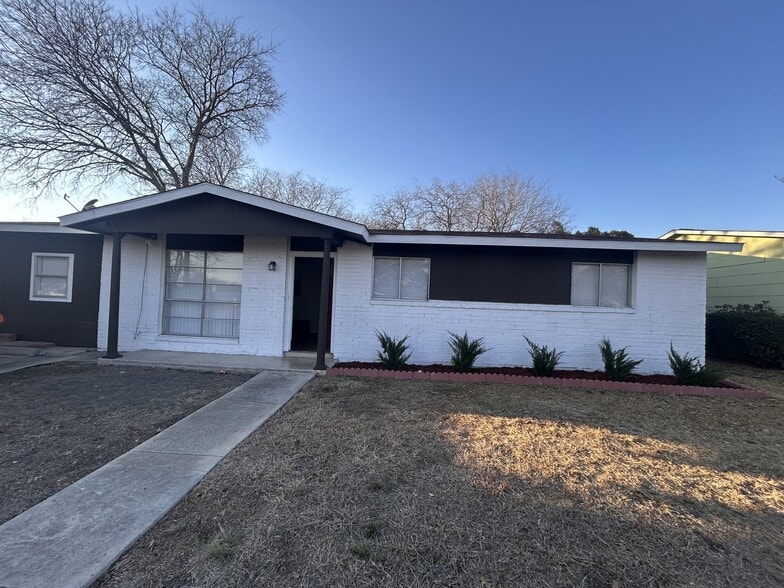 Building Photo - 313 Deborah Dr