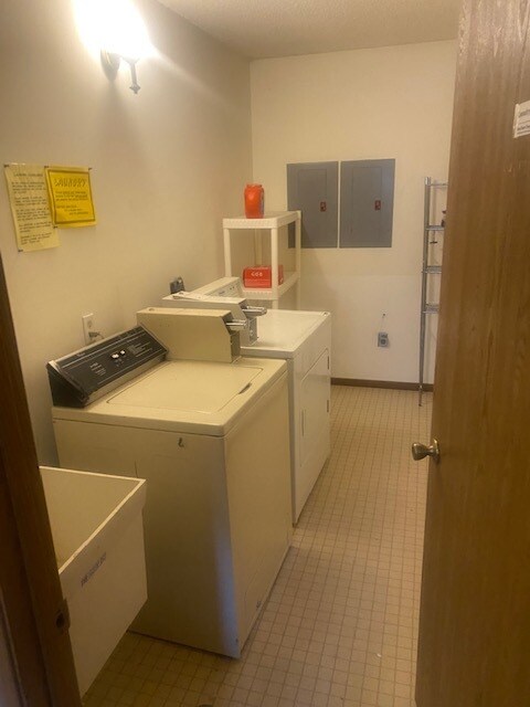 Laundry facilitities - 922 9th Ave SE