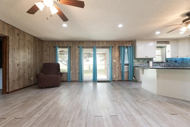 Building Photo - 865 Verdi Rd