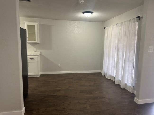 Building Photo - 208 Walnut St