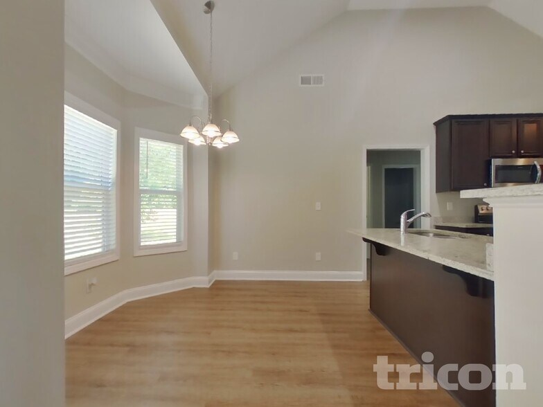 Building Photo - 402 Cranbrooke Dr