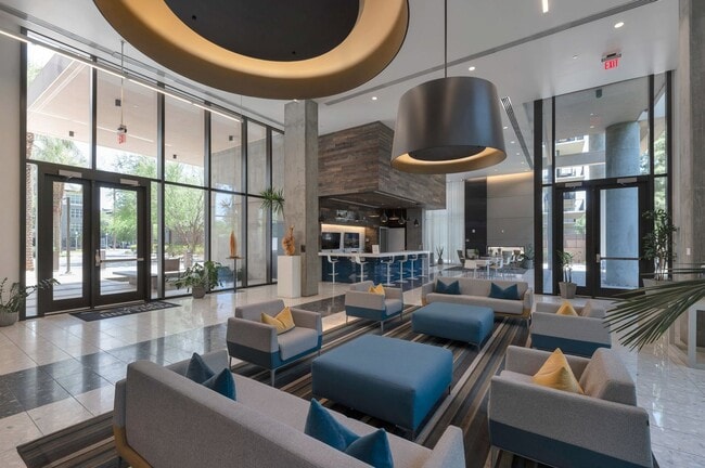 Building Photo - Luxury Condo in the Heart of Downtown Phoe...