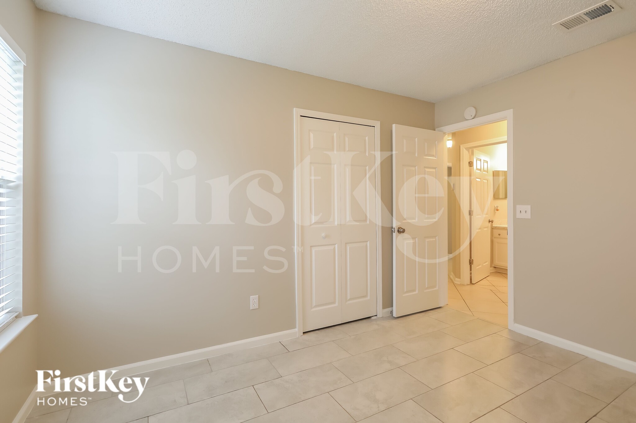 Building Photo - 5372 Chestnut Lake Dr
