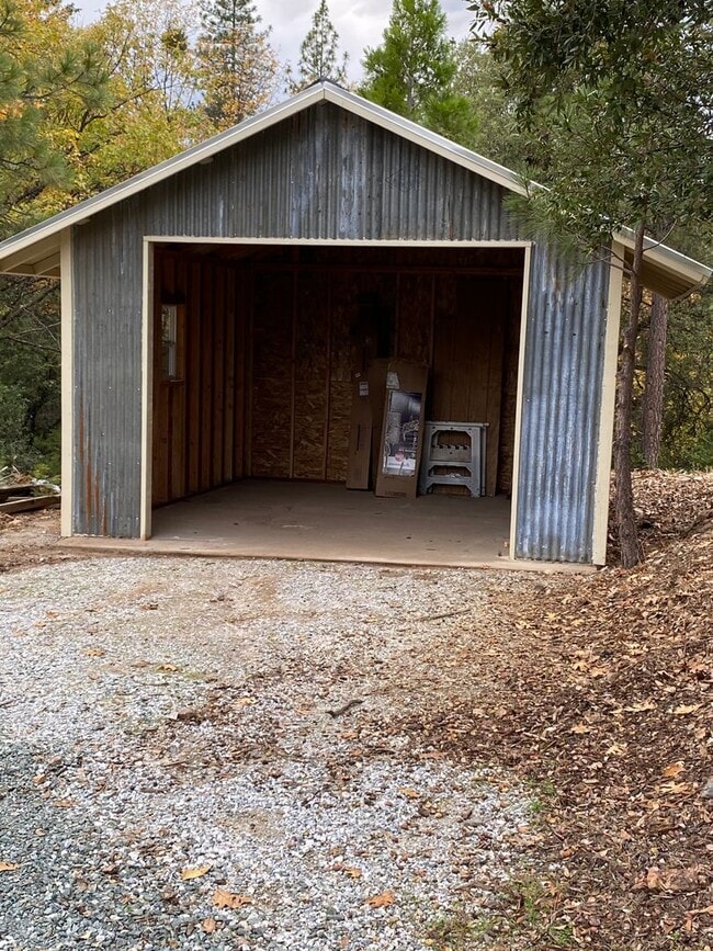 Building Photo - Pine Grove Home