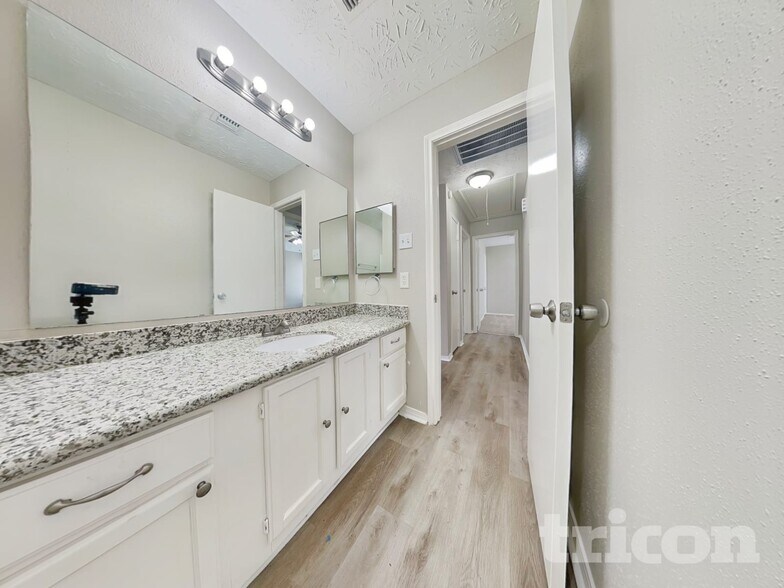 Building Photo - 15243 Bedford Glen Dr