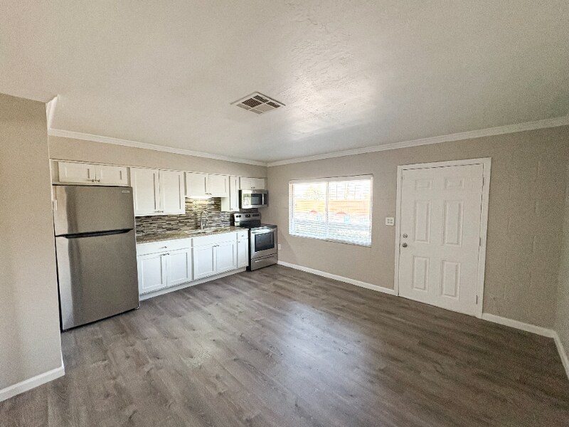 Building Photo - 1110 E Highland Ave