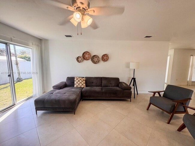 Building Photo - 9731 Bel Aire Dr