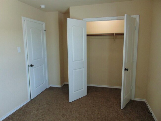 Building Photo - 185 Creekside Villa Dr