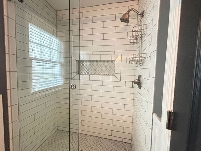 Building Photo - Available July 9th. FULLY FURNISHED 3 BR i...