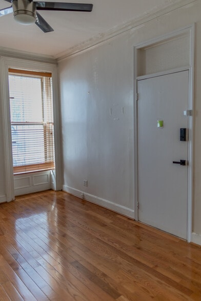 Huge apartment! 10' ceiling, very spacious1 - 61 Duffield St