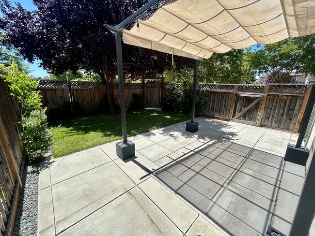 Building Photo - Ideal 4 bedroom home, walking distance to ...