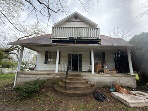 Building Photo - 805 S Hickory St