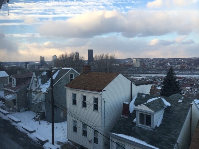 Building Photo - AVAILABLE JUNE 2026 - Spacious 4 Bedroom, 2 Bath Home Minutes from East Carson!