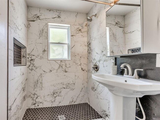 Building Photo - 217 E Daws St