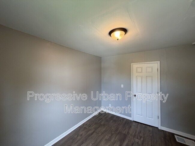 Building Photo - 3899 E 151st St