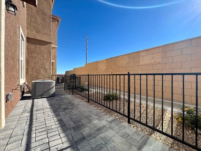 Building Photo - Centennial LIKE-NEW beautiful 3-bedroom, 2.5-bath townhome is a must-see!