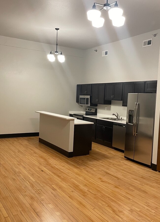 Building Photo - Central Square