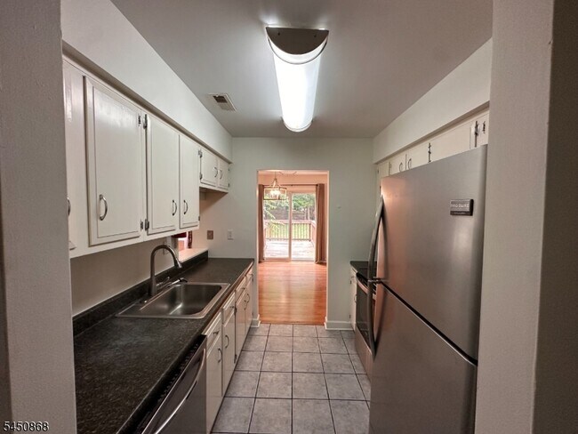 Building Photo - 111 Almond Dr