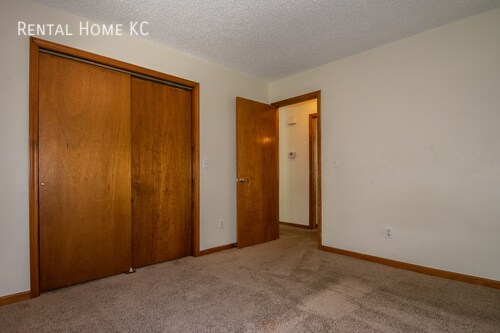 Building Photo - 3-bed 2-full-bath Duplex w/Double Garage  ...