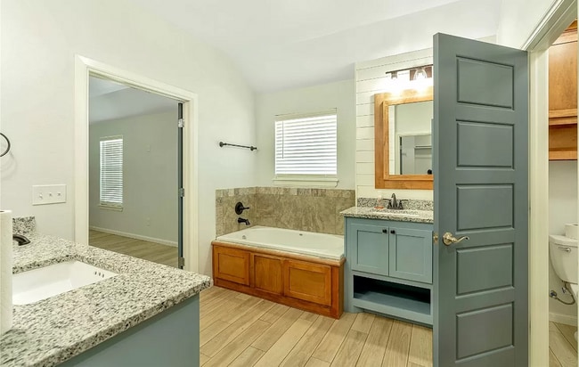 Building Photo - Stunning 3BD/2.5BTH Home in Mustang