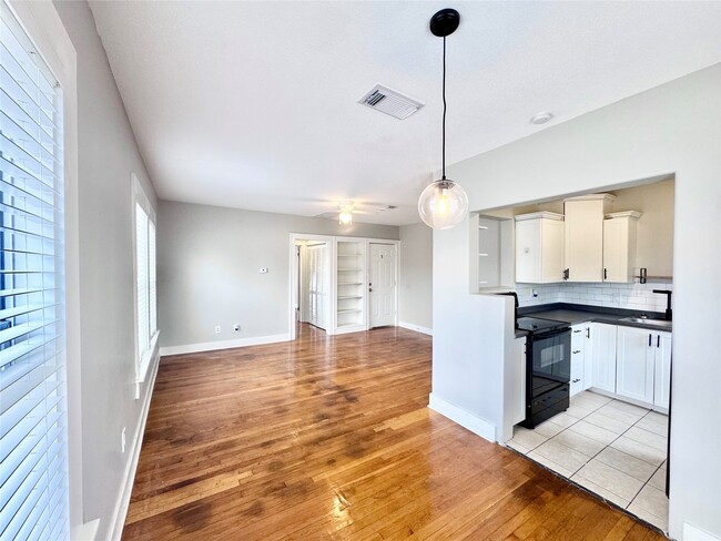 Building Photo - 629 E 11th St