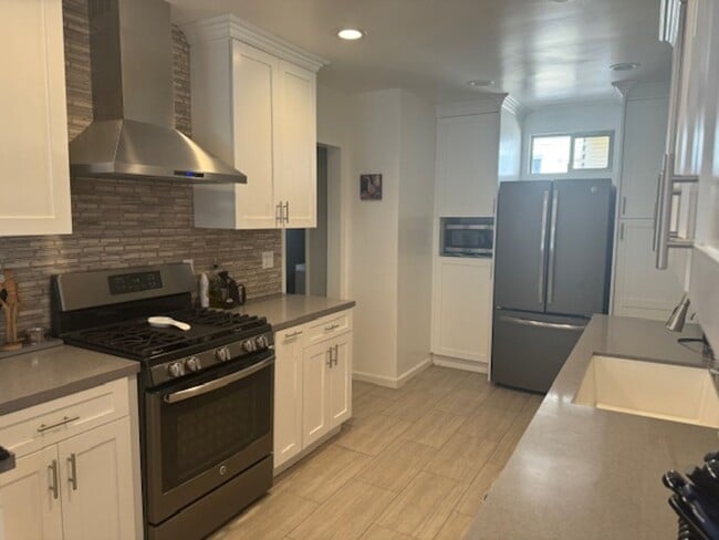 Building Photo - La Crescenta 3 bedroom 2 bath updated home.