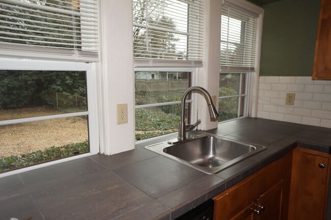 Building Photo - North Mt Tabor one bedroom Condo. Immaculate condition! - APPLICATION PENDING