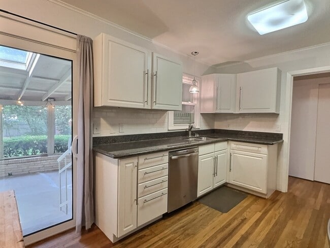 Building Photo - 635 Rockhill Dr