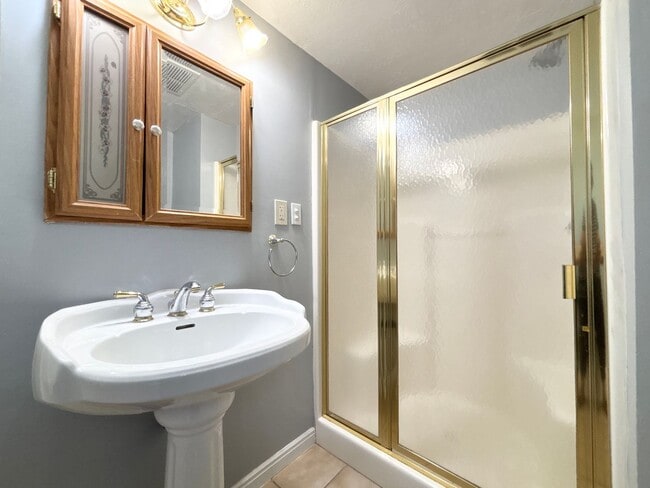 Building Photo - Spacious Split Level in Kearns!