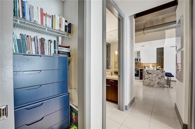 Building Photo - 110 SE 2nd St