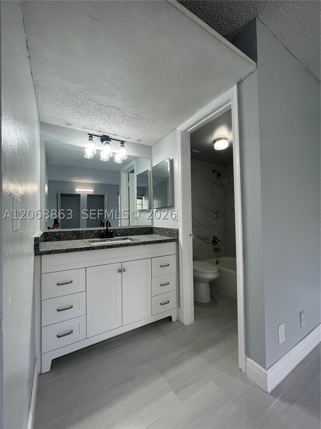 Building Photo - 10169 Twin Lakes Dr
