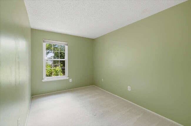 Building Photo - Lakeside End-Unit Condo Near Metro Convenience