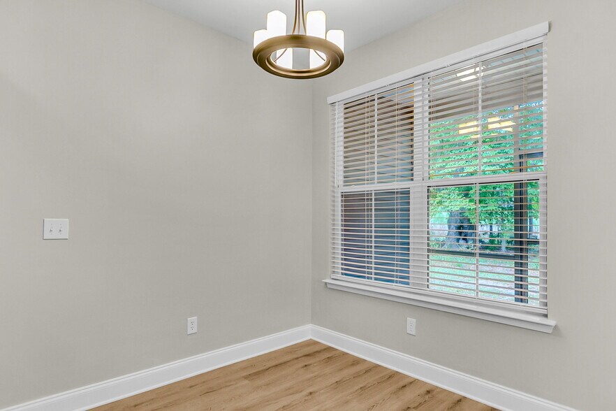Building Photo - 229 Larissa Dr