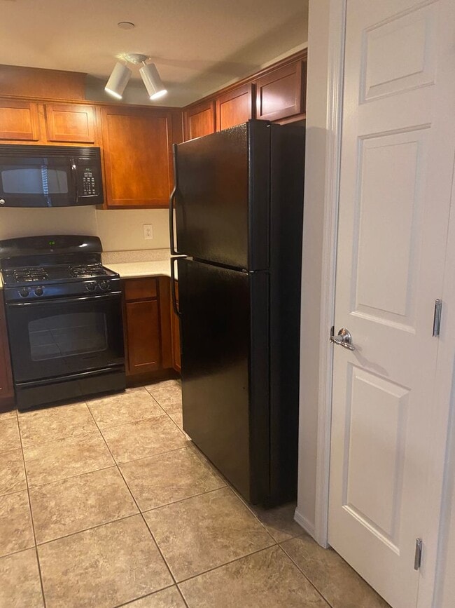 Building Photo - Adorable Northwest 2 bedroom condo!