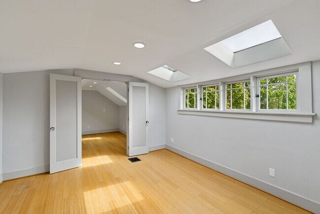 Building Photo - Charming AIR CONDITIONED Leschi Craftsman