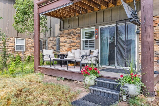 Building Photo - Cove Canyon Cutie!!