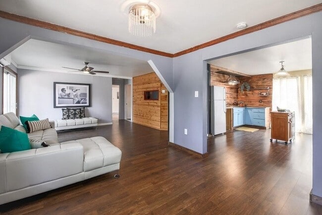 Primary Photo - 1123 Gunter St