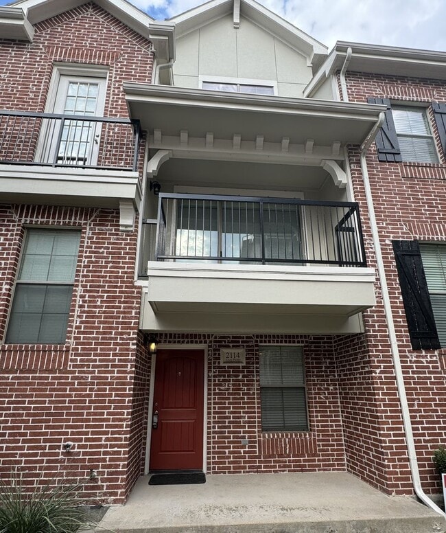 Primary Photo - Lovely Townhome!