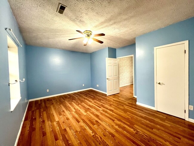Building Photo - 3 bedroom close to Interstate in Kodak! On...