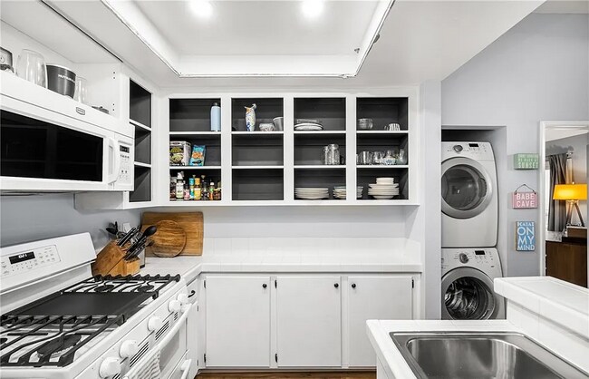 Primary Photo - This beautiful, spacious 1-bedroom upper l...